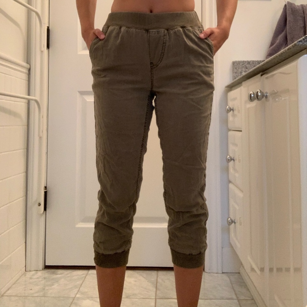🌿 Roots Green Khaki Capri